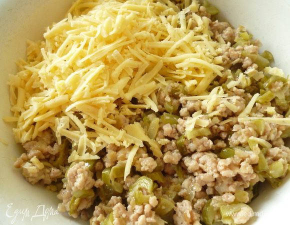 На несильном огне нагреть сковородку,налить растительное масло,добавить кусочек сливочного масла,сначала слегка обжарить лук до прозрачности.Добавить нарезанные огурцы и обжаривать вместе с луком до полного испарения жидкости.Добавить фарш и ,помешивая,обжаривать 5-7минут,поперчить,перемешать и дать остыть.Добавить натертый на крупной терке сыр,перемешать.