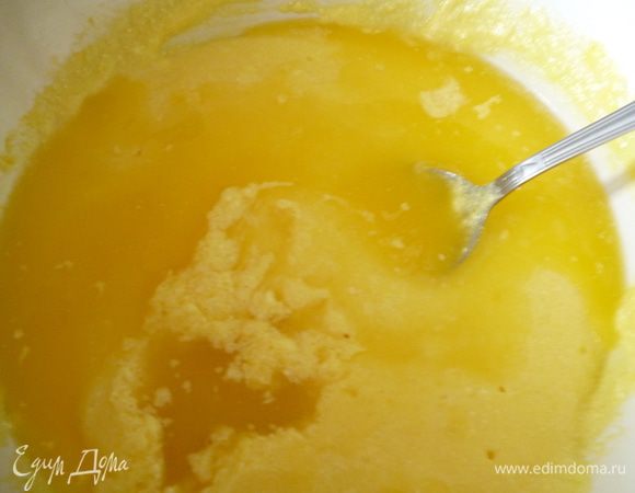 Маргарин растопить и добавить к творожной смеси.Опять растереть ложкой.