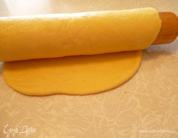 Форму для выпечки 18Х24см выстелить пергаментом(я использую антипригарный).Тесто  раскатать примерно по размеру формы и свернуть на скалку.