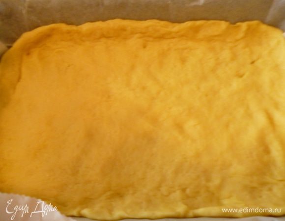 Перенести тесто в форму и сформовать небольшой бортик.