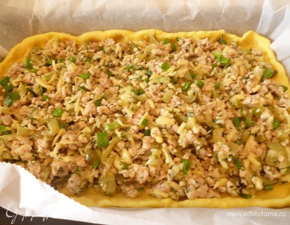 Ровным слоем распределить начинку.