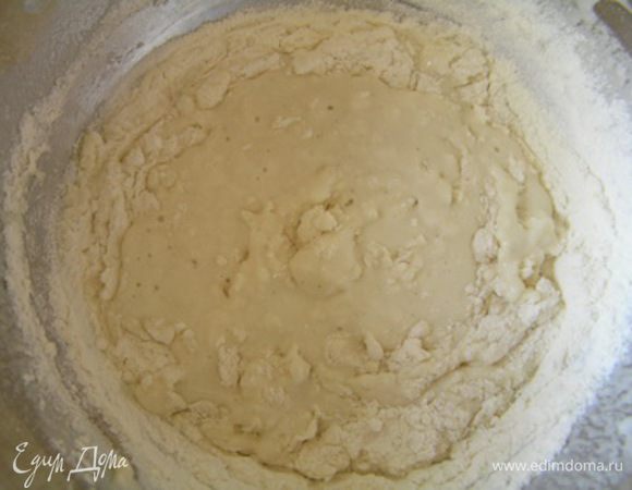 В рассол добавить половину муки, перемешать,