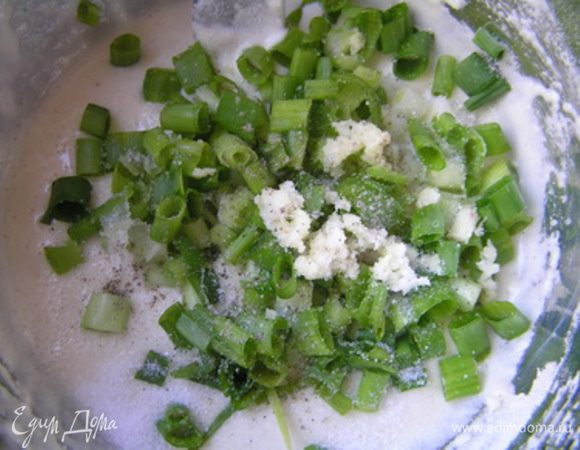 добавить нарезанный лук, измельченный чеснок, посолить, поперчить,