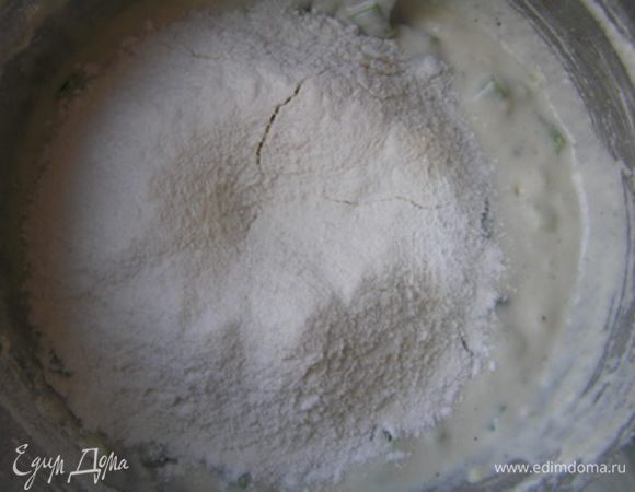 всыпать оставшуюся муку и разрыхлитель, 