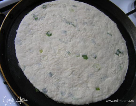 вырезать круг (диаметром 18-20 см), переложить на сухую сковороду и подсушить