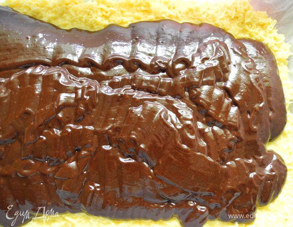 Затем выливаем на кокосовый слой и выпекаем в течение 25 при температуре 150 градусов. 
Остудить и поставить в холодильник на 1-2 часа минимум, а лучше на ночь.