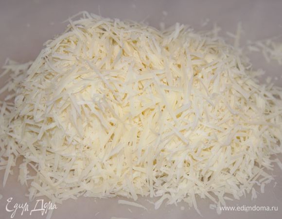 Сыр пармезан натереть на мелкой терке.