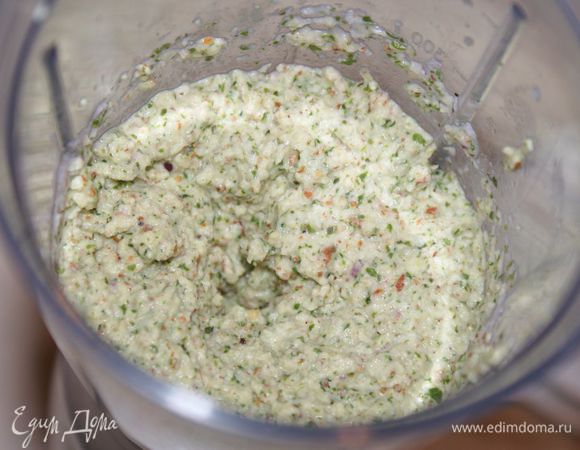 С мяты снять листики. Выложить в блендер мяту, лук, миндаль и влить 2 ст.ложки оливкового масла. Перемолоть до однородного состояния.