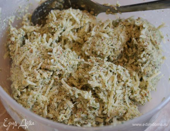 Смешать миндально-мятную смесь и сыром. Начинка готова.