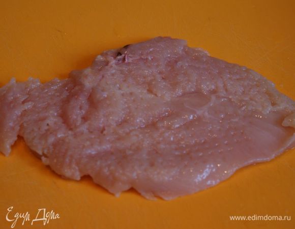 Филе вымыть, обсушить. Слегка отбить.