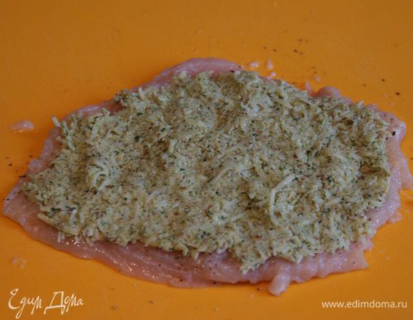 Сверху выложить по всей поверхности филе начинку.