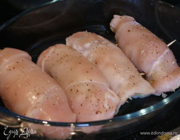 С остальным филе проделать то же самое. 
Все рулетики выложить в жаропрочную форму.
Духовку разогреть до 180 градусов.
Поставить рулетики на 20 минут.