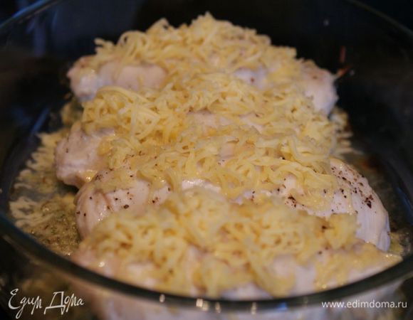 Через 20 минут сверху посыпать сыром рулетики. Запекать еще минут 20 до золотистой корочки сыра.