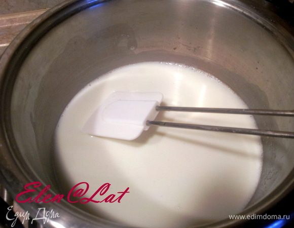 Крем: В 60-ти мл. молока разведите крахмал и размешайте. Оставшееся молоко вскипятите с сахаром.