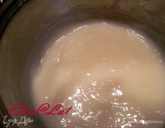 Когда молоко закипит надо заварить крахмалом, смесь должна загустеть. Дать остыть.