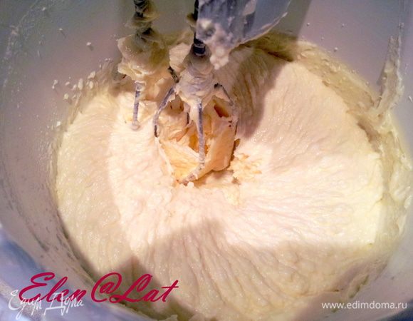 Сливочное масло комнатной температуры взбить, пока оно не посветлеет, добавить к нему ванильный сахар, и остывший молочный сироп и коньяк( я не добавляла). Тщательно взбить. Крем хорошо взбивается. 