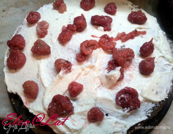 Собираем торт!
Два нижних коржа промазать третью крема и на каждый промазанный кремом слой выкладывать ягоды( у меня малина), Ах да небольшое упущение с моей стороны, фрукты по госту должны быть из компота, то есть проваренные в сиропе. Компотных ягод у меня не было, поэтому я заранее сварила сироп пропорции на глаз, и опустила на 3 минуты туда малинку. Затем остудила. Вот этими ягодами и проложила коржи.

