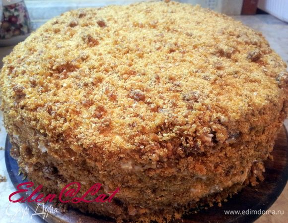 Грильяж надо перемолоть в блендаре и обсыпать крошкой торт.