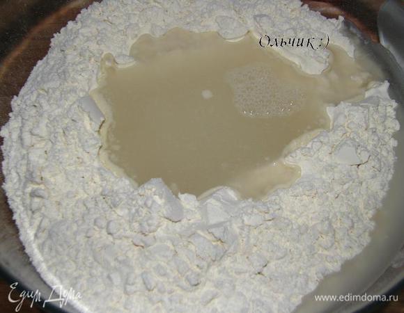 День первый.
Смешиваем муку (500 г) и воду (325 г).