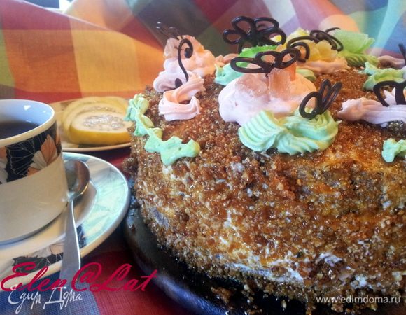 Оставшийся крем надо разделить на две части и подкрасить в нежно зеленый и розовый. Кремом украсить торт. Еще у меня украшение, фигурки из растопленного шоколада.
Все тортик наш готов. Очень вкусный бисквит, нежная малинка и самое вкусное грильяж.
Угощайтесь!