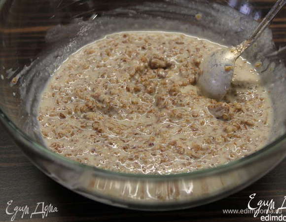 Хлопья залить простоквашей и оставить для набухания.