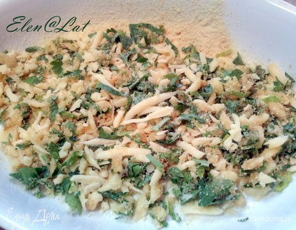 Смешать в миске: мелко нарубленный чеснок, пармезан, панировочные сухари,соль, петрушку перец и оливковое масло.