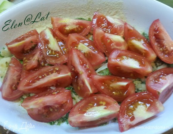 Укладываем...
Форму смазываем оливковым маслом и выкладываем в нее половину смеси из панировочных сухарей, зелени, сыра. Сверху выкладываем порезанные помидоры, сбрызнуть оливковым маслом.
