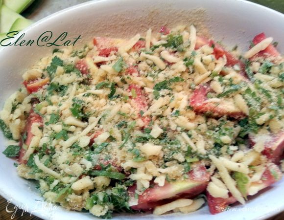 На помидоры опять выкладываем половину сырной смеси.