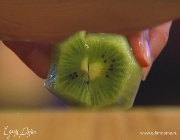 Дыню, яблоко и киви почистить и нарезать кусочками.