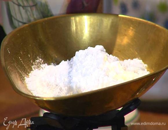 Сахарную пудру высыпать в чашку и, непрерывно помешивая, понемногу влить 100 мл чуть теплой воды, чтобы не образовались комочки.