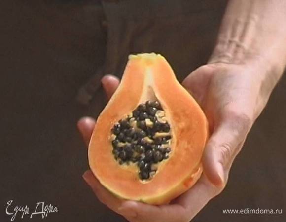 Папайю почистить и, удалив семена, порезать небольшими кусочками.