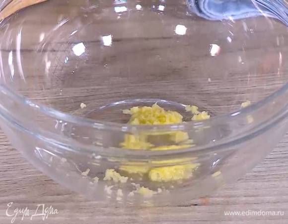 Засыпать имбирь сахаром и дать настояться.