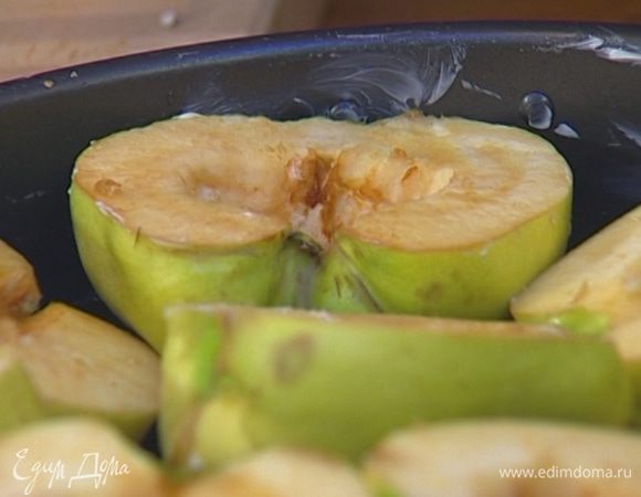 Айву вымыть, разрезать и, удалив сердцевину, нарезать небольшими кубиками, а затем отправить в небольшую кастрюлю.