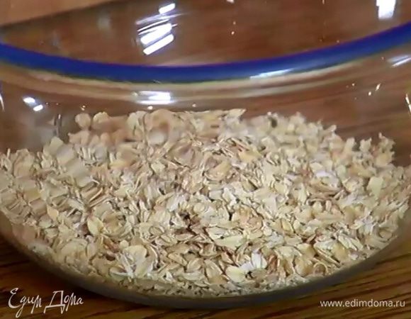 Овсяные хлопья смешать с ростками пшеницы и яблочным соком. Оставить на пару часов, а лучше — на ночь в холодильнике.