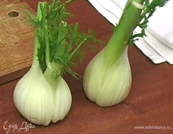 Фенхель разрезать пополам.
