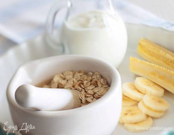 Хлопья растолочь в ступке или при помощи скалки и смешать с бананом.
