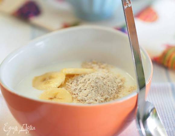 Добавить йогурт или молоко, перемешать и подавать.