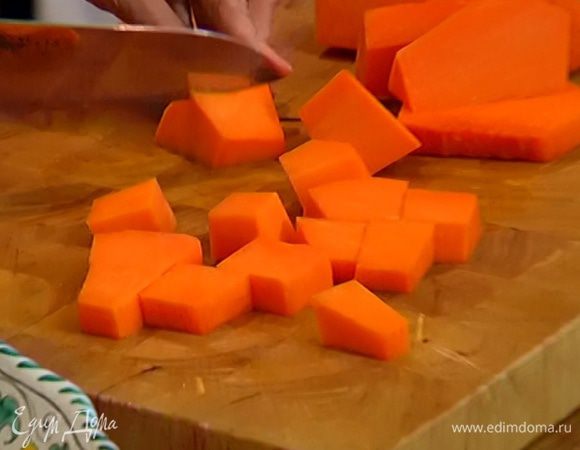 Морковь почистить и порезать, выложить к луку и прогревать еще 2–3 минуты.