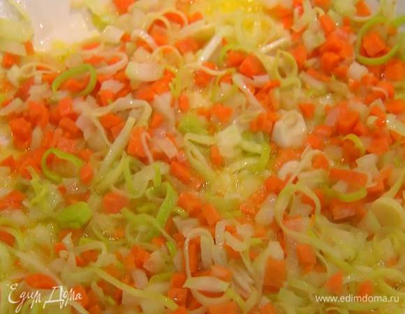 Морковь и сельдерей отправить в кастрюлю к луку и тушить около 5 минут до мягкости.