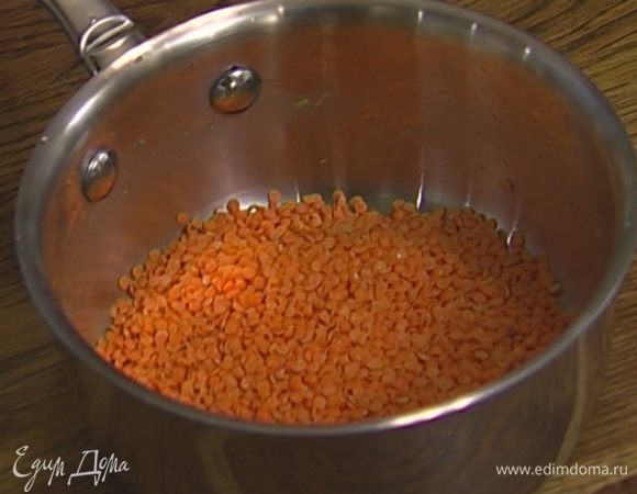 Добавить чечевицу и сладкую картошку. Залить горячим бульоном или водой, довести до кипения, убавить температуру, накрыть крышкой и варить около 20 минут до готовности всех овощей и чечевицы.