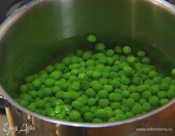 Горошек залить стаканом воды, довести до кипения и варить на медленном огне 15 минут или до тех пор, пока он не сварится, — важно не переварить, чтобы горошек не «разбрелся» по кастрюле.
