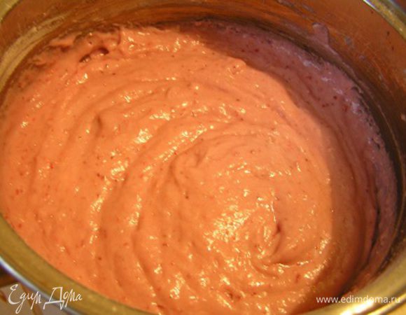 Затем добавить растительное масло и муку, смешанную с разрыхлителем и ванилином, хорошо перемешать. 