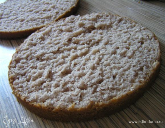 Готовый бисквит остудить, разрезать на 3 коржа.