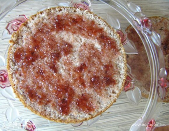 Нижний корж пропитать половиной клубничного сиропа, 
