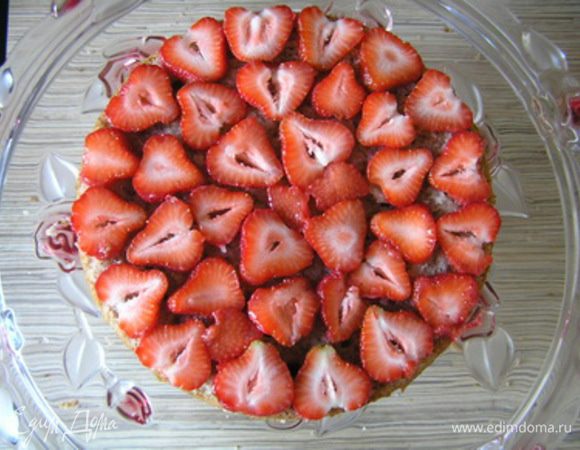 выложить нарезанную пластинами клубнику,