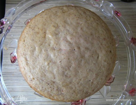 пропитать оставшимся мятным сиропом третий корж и накрыть им клубничный слой.