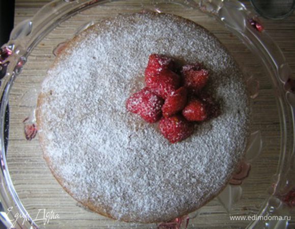 Торт посыпать сахарной пудрой, украсить клубникой