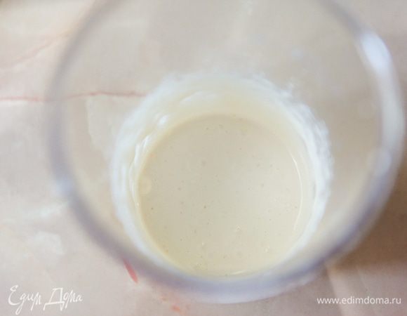 Взбить желтки с сахаром до пушистости. 