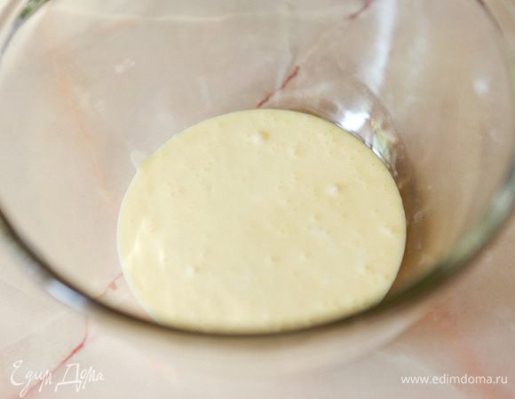 Добавить масло комнатной температуры и еще раз хорошо взбить.
