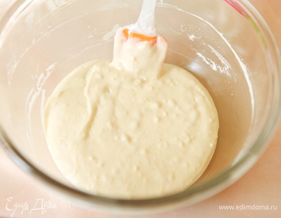 Аккуратно соединить белки с желтковой смесью. Добавить молоко.
Хорошо перемешать.